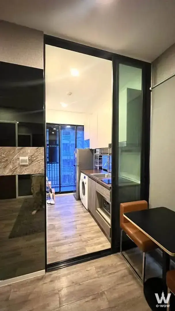 Modern 1-bed condo for sale in Brown Condo Ratchada 32 with open kitchen and balcony view