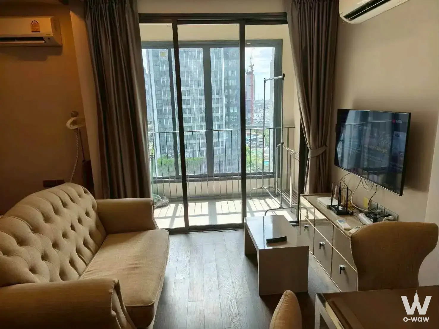 Near MRT Phra Ram 9, approx 400-450 meters. Close to Central Phra Ram 9, G Tower, and Srinagarindra Expressway.