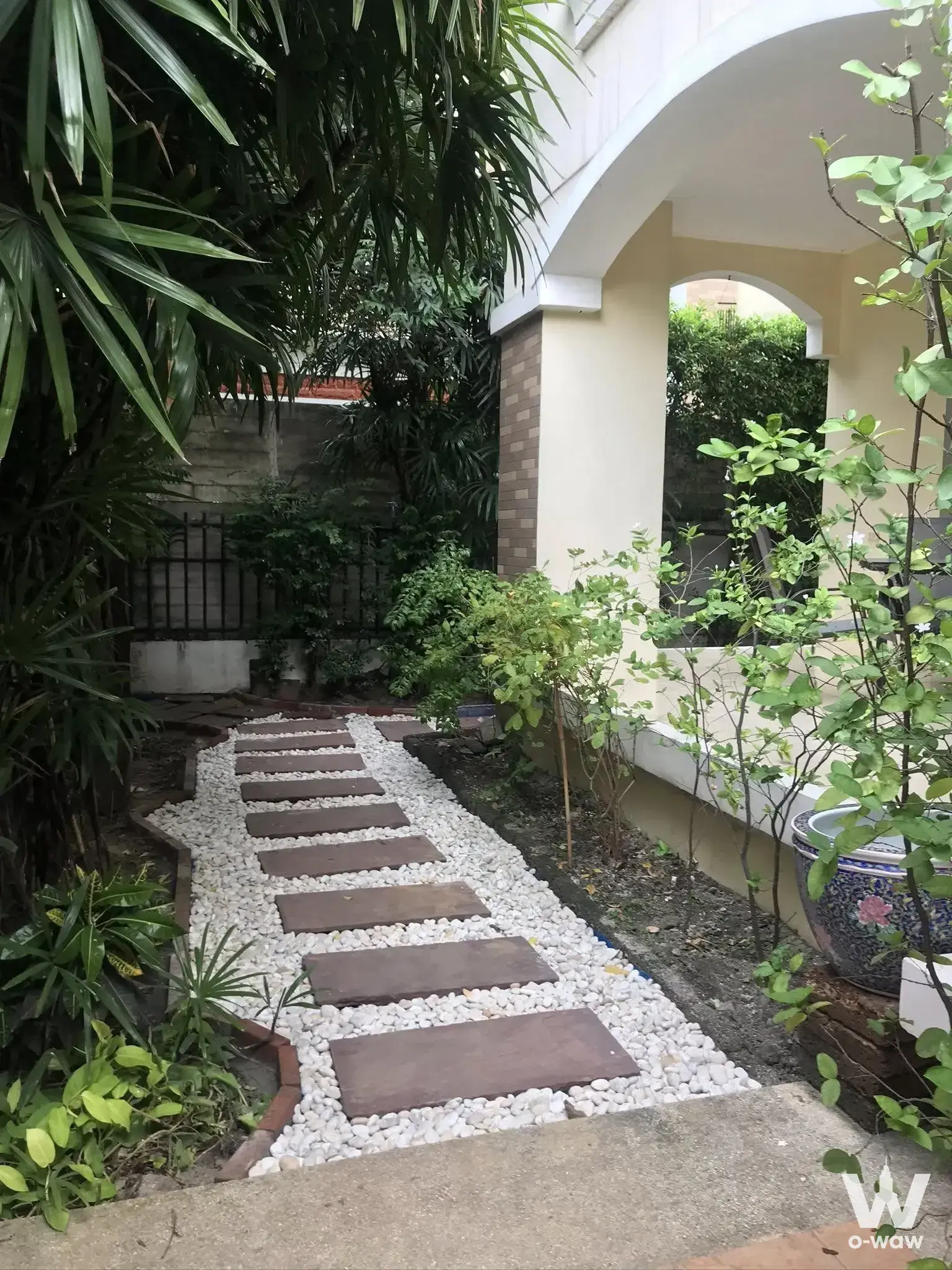 Townhouse with 4 bedrooms for sale at Soi Mu Ban Ban Klang Krung Office Park — photo 3 of 5