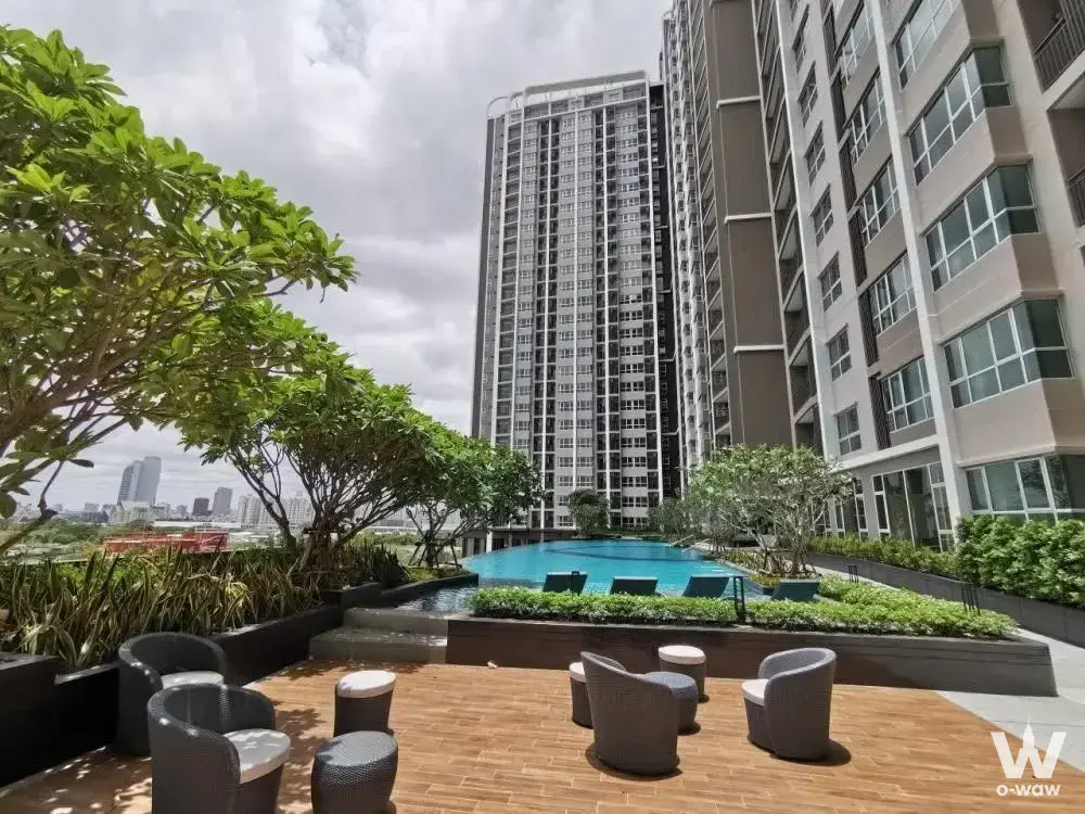Rooftop pool and lounge deck at Supalai Veranda Rama 9 condo for sale