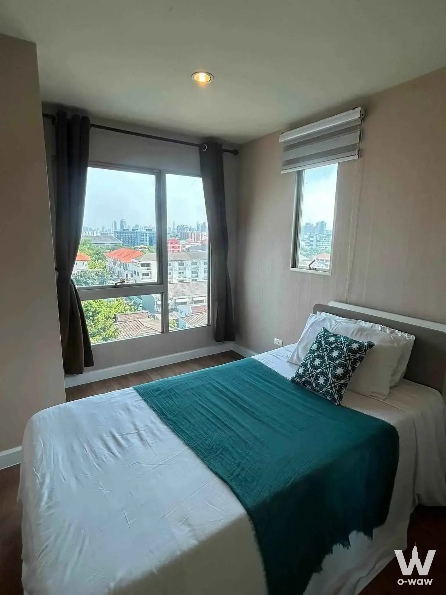 Teal-accented bedroom in a 2-bed condo for rent at The Privacy Ratchada-Sutthisan with city views