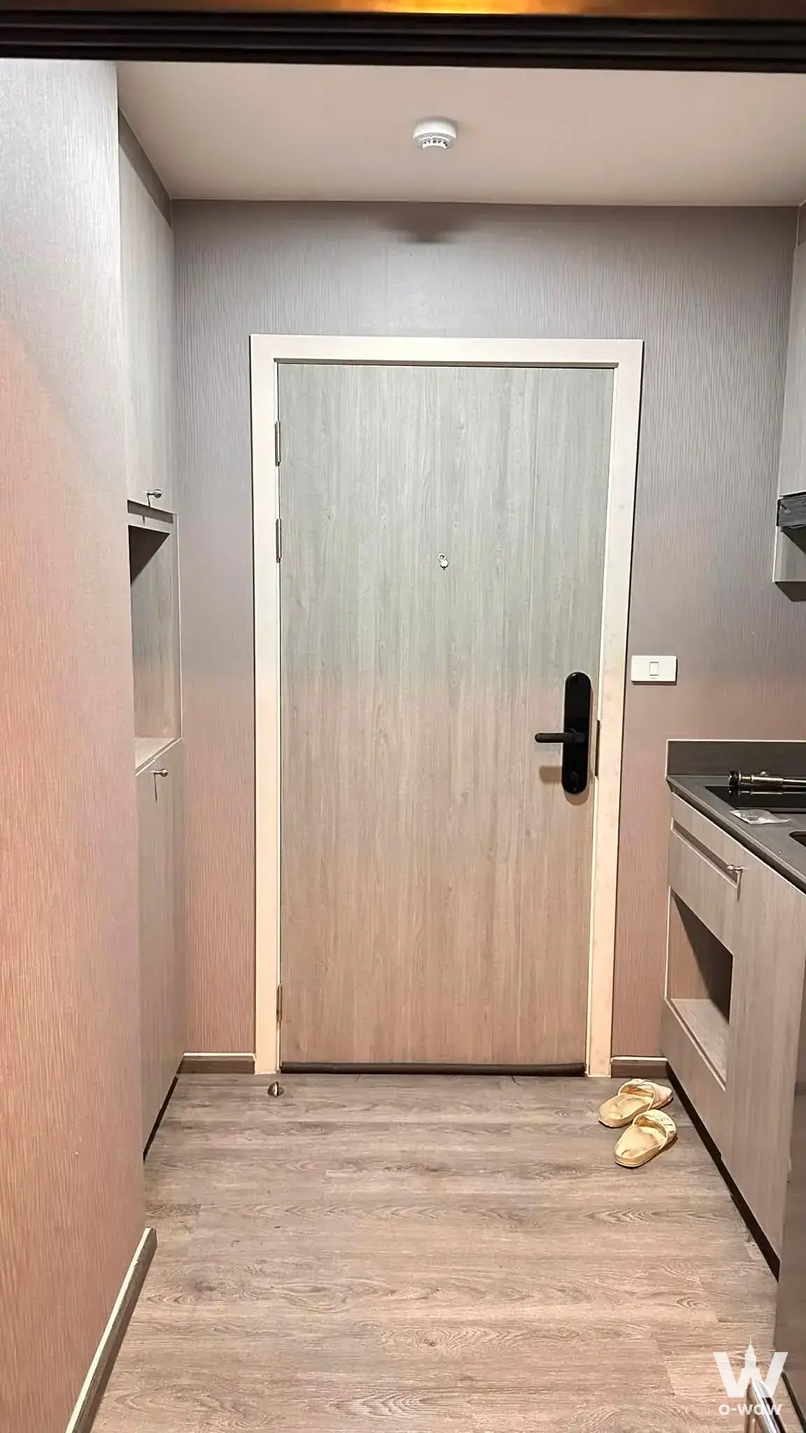 Entryway of a 0-bed condo in The Origin Onnut featuring wood-grain flooring and a modern gradient entrance door