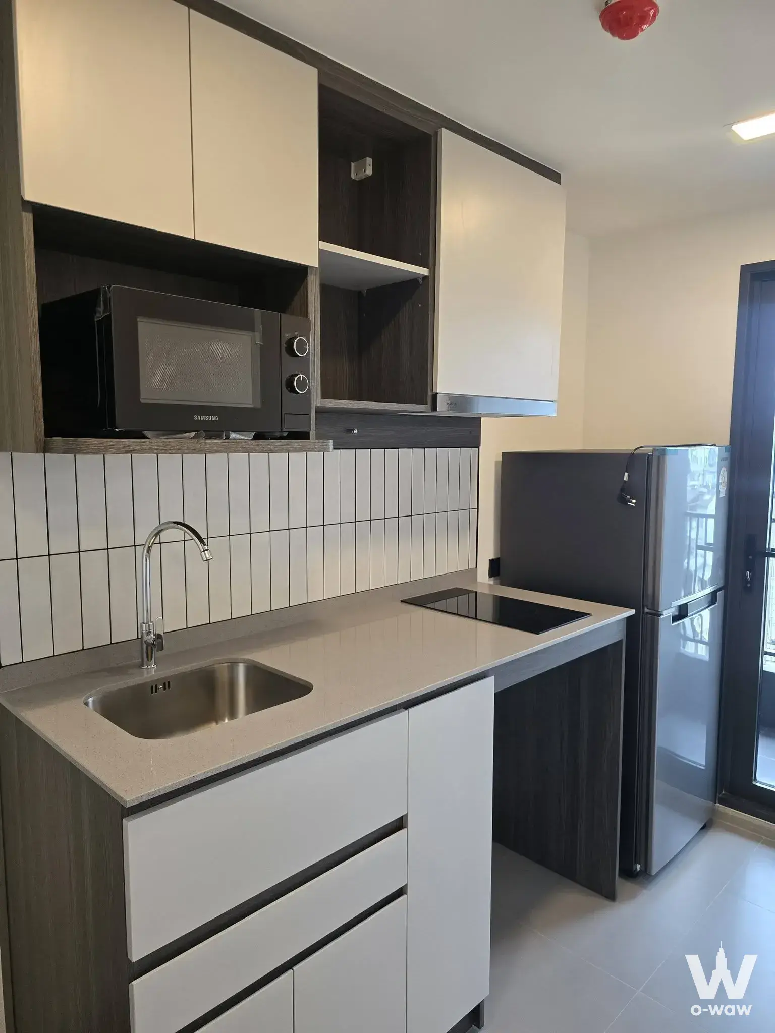 Modern kitchenette in 1-bed condo for rent at Chapter One Shine Bangpo with quartz counters and stainless appliances