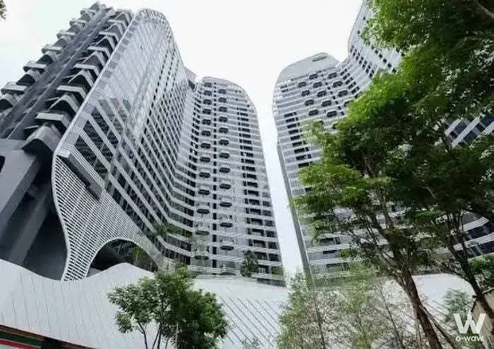 Modern Ideo Mobi Sukhumvit Eastpoint condo towers with undulating white facades and lush green landscaping