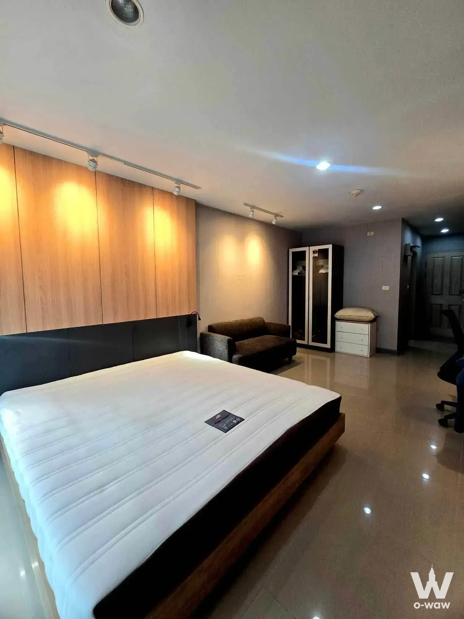 Near BTS Phrom Phong, EmQuartier, Emporium, Benchasiri Park, and Samitivej Sukhumvit Hospital