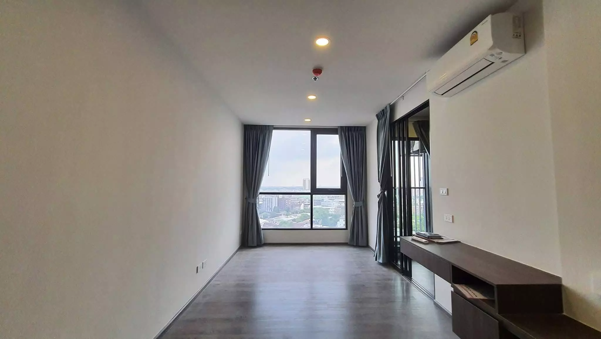 Spacious 1-bed condo at The Origin Ladprao-Bangkapi with grey laminate floors and city views