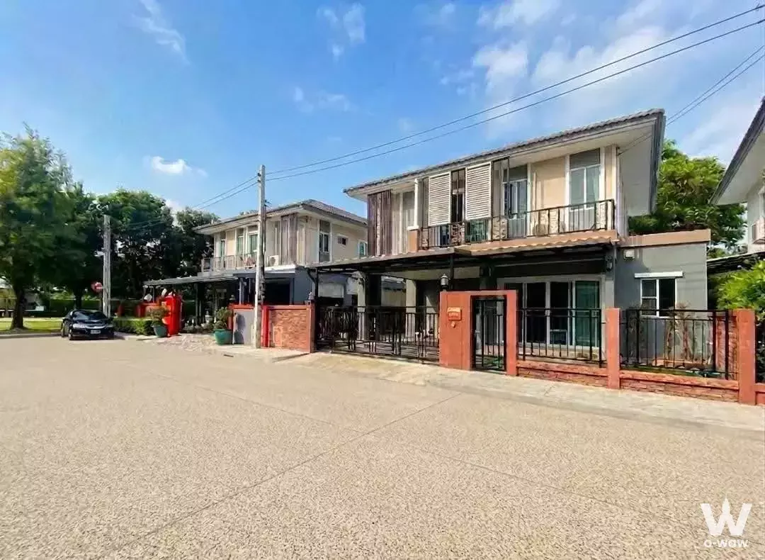 Pattanakarn 44, accessible from On Nut 39, Sukhumvit-Srinakarin Road (Srinakarin), and Pattanakarn Road