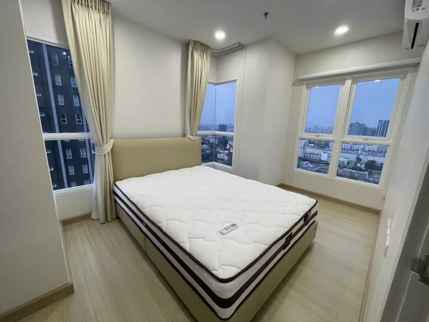 Bedroom in 2-bed condo for sale in Supalai Veranda Ramkhamhaeng with built-in wardrobe and city view