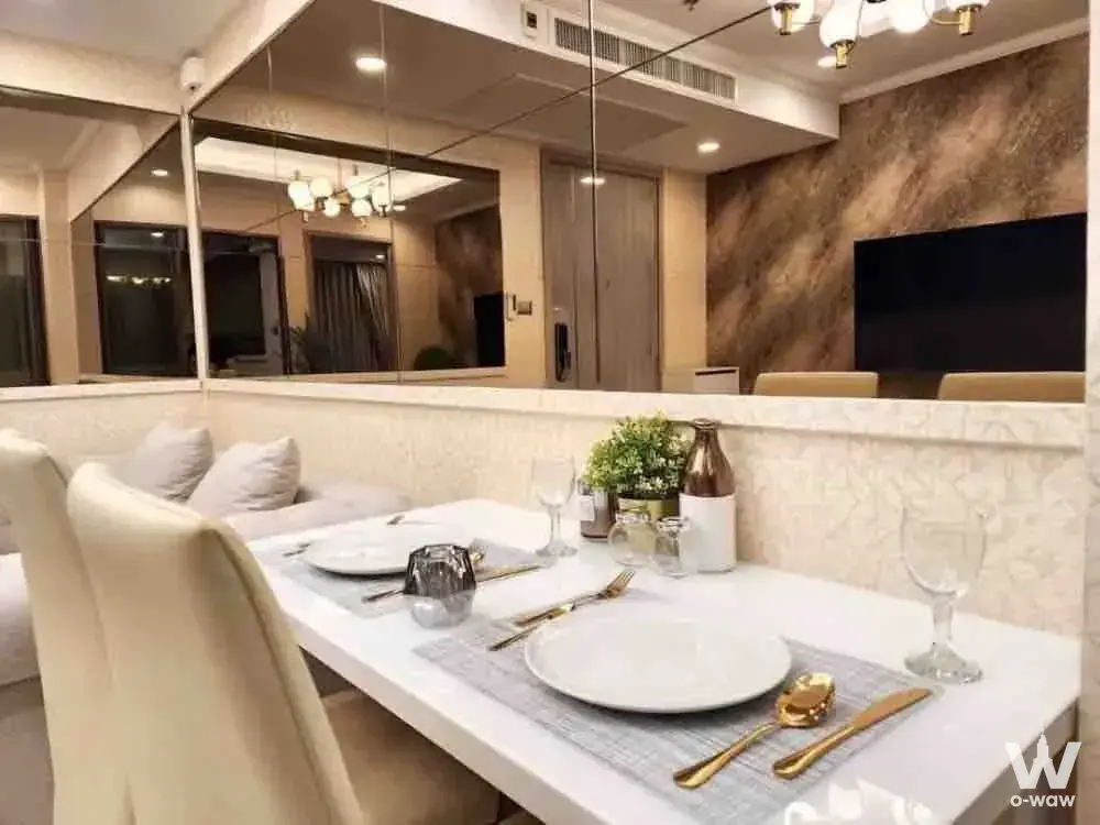 Dining area in Supalai Oriental Sukhumvit 39 condo with marble wall and mirrored accent
