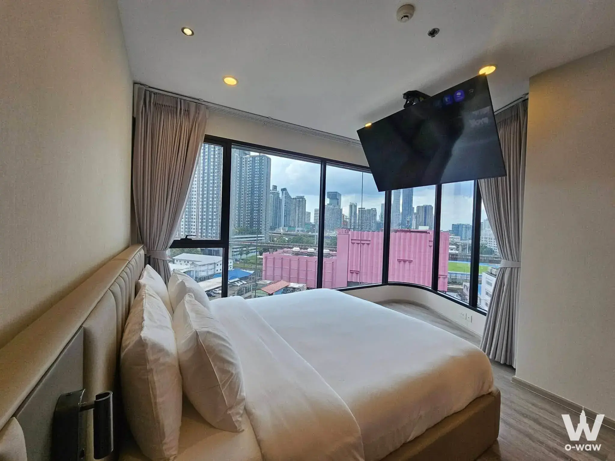 Condo with 2 bedrooms for rent at Ideo Mobi Asoke — photo 2 of 5