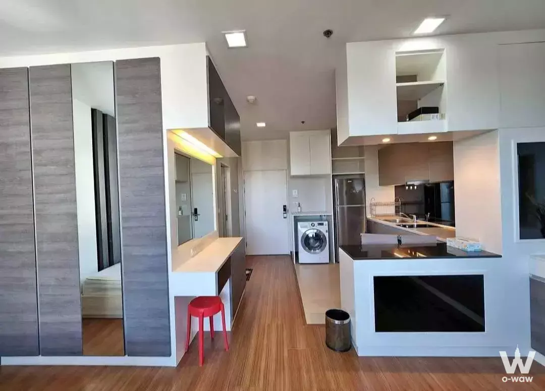 Near BTS Ratchayothin, near Ratchadaphisek Expressway, connecting to Vibhavadi, Ratchada, and Phahonyothin roads. Surrounded by lifestyle hubs including Major Cineplex Ratchayothin, Central Ladprao, Lotus's Ladprao, and Kasetsart University.