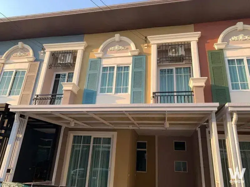 Pastel-colored colonial townhouse facade with arched windows in Golden Town Bangna KM.5 rental