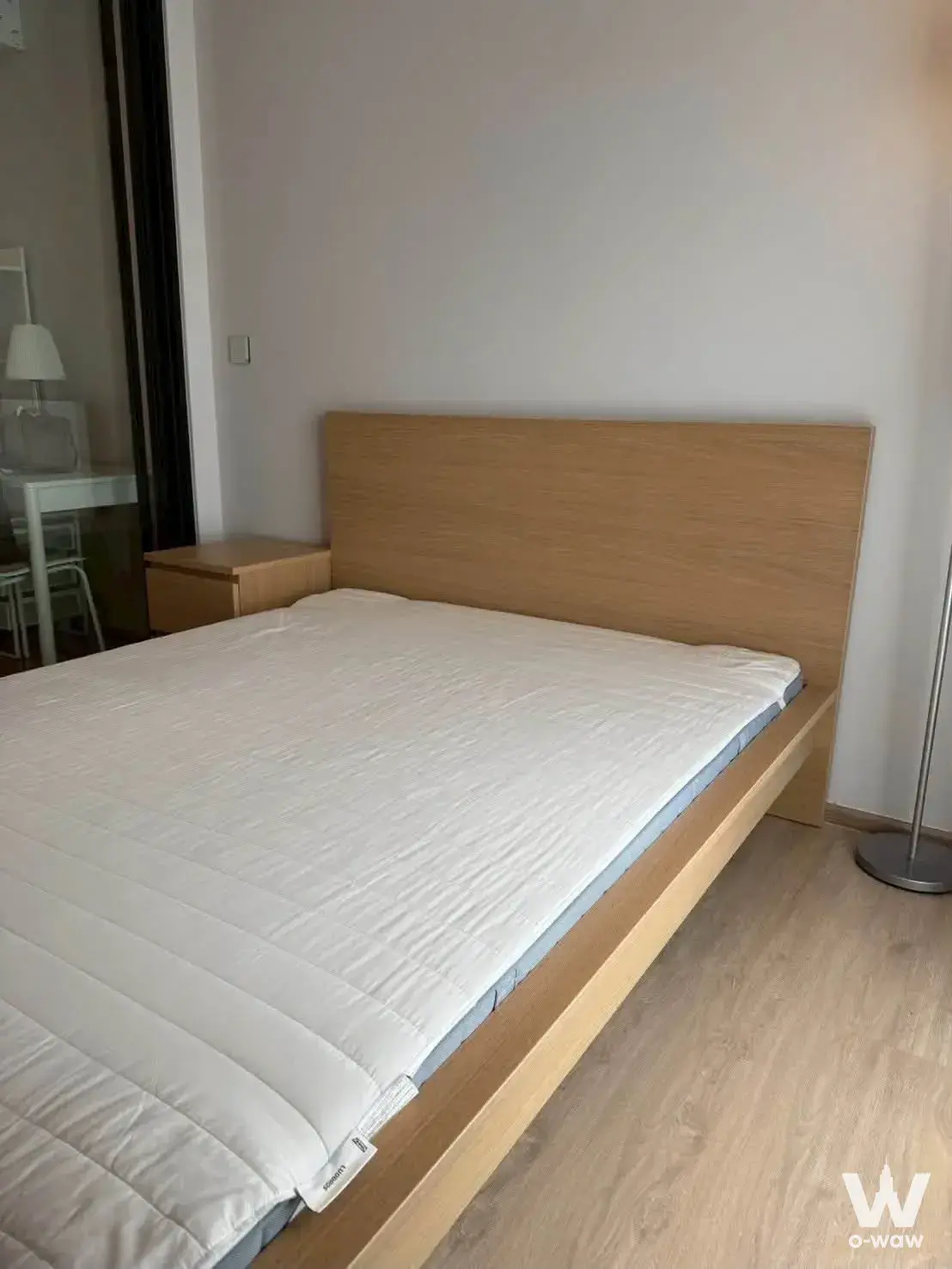 Metris Phatthanakan-Ekkamai 1-bed condo bedroom featuring light oak wood platform bed