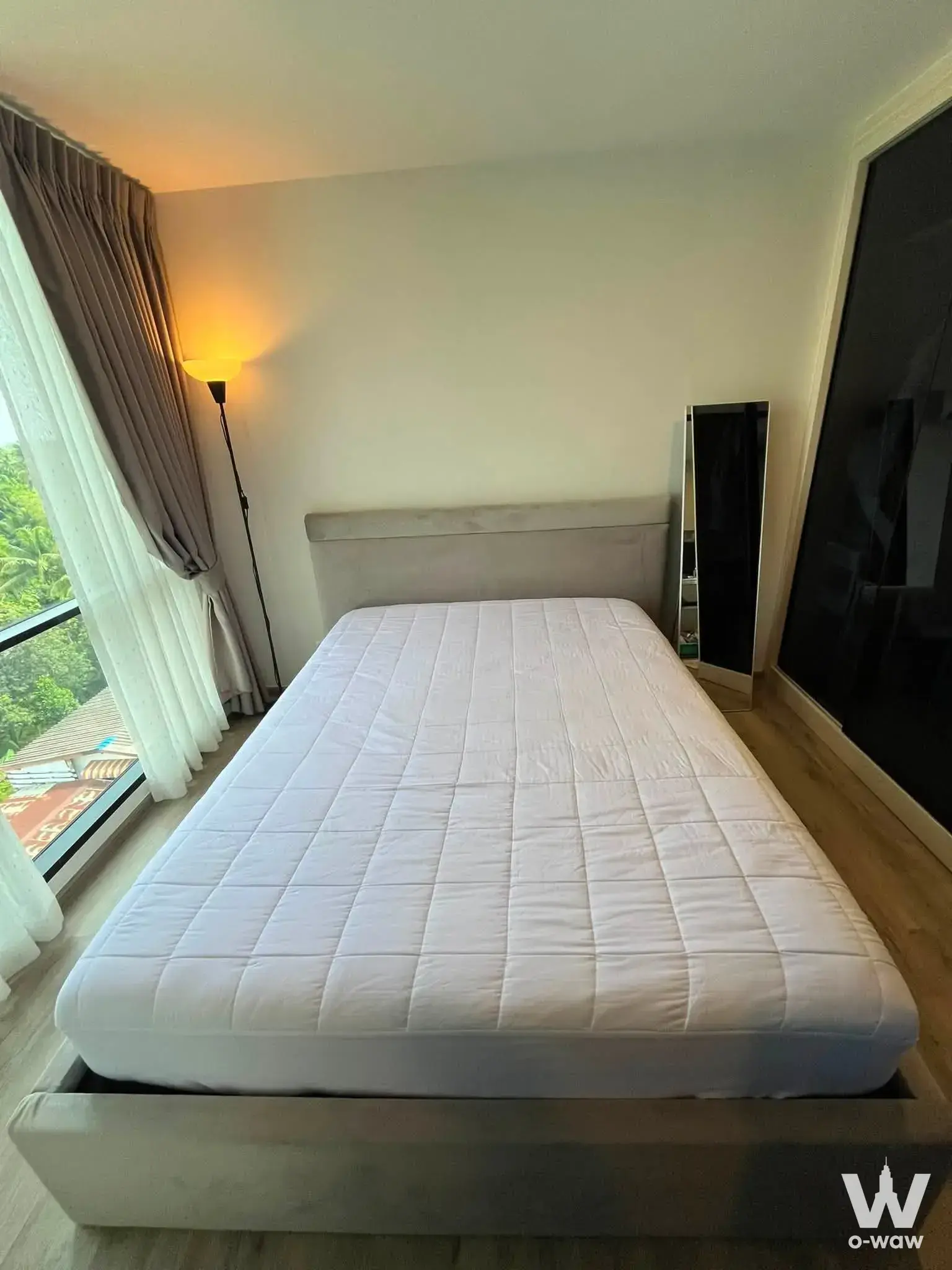 Queen bed with floor-to-ceiling windows in a 1-bed condo for rent at Beat Bangwa Interchange