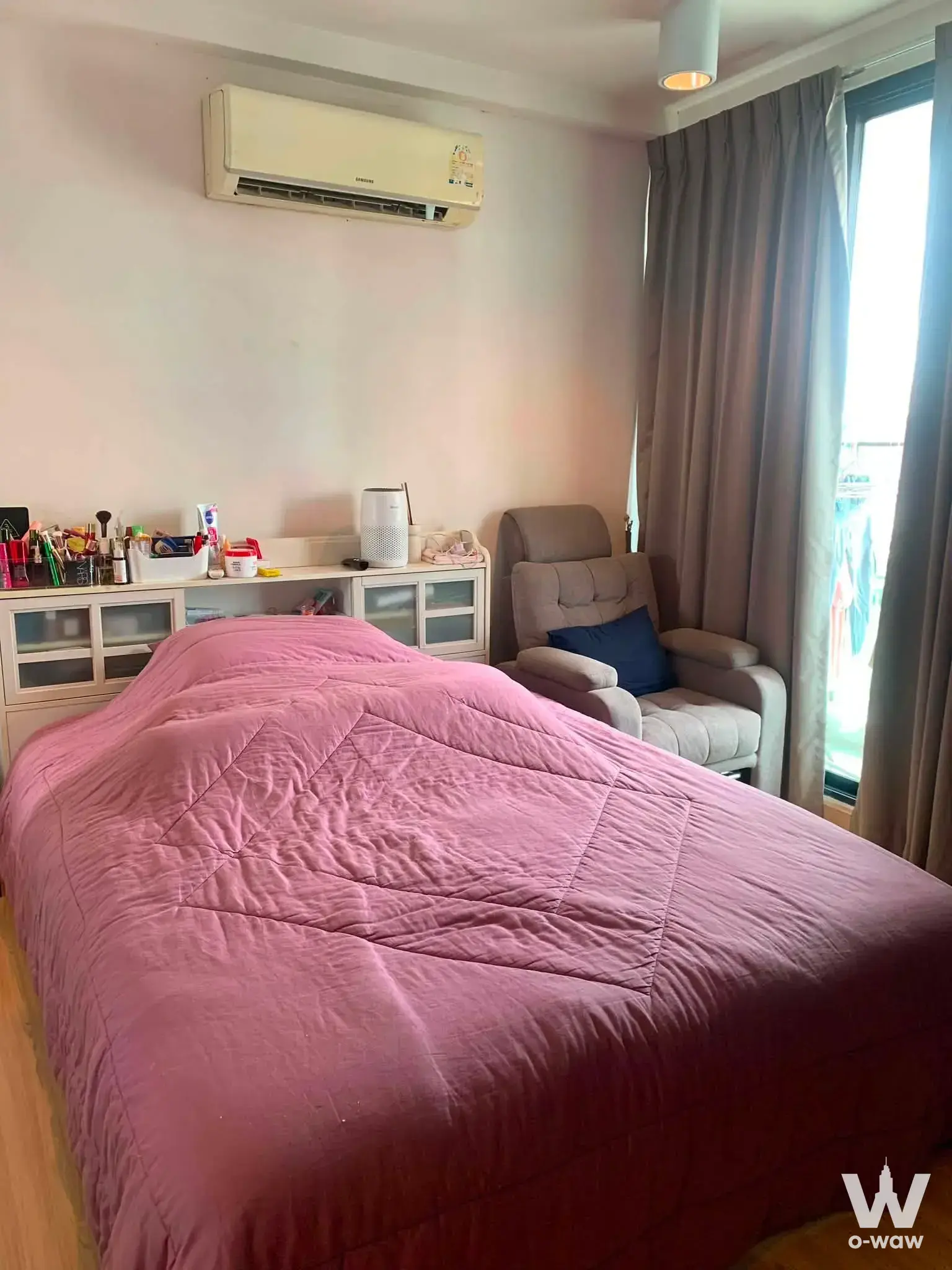 1-bed condo for sale in Chateau in Town Ratchada 10 with pink bedding, storage unit, and balcony access