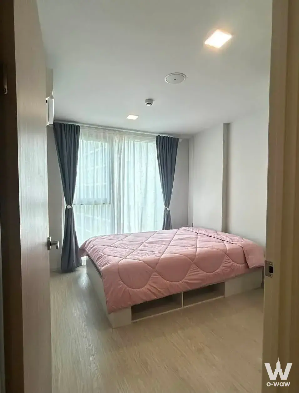 Atmoz Oasis Onnut bedroom with pink comforter and built-in storage