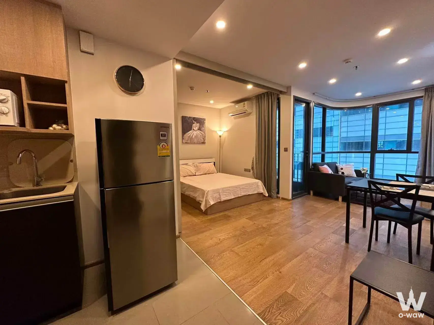 1-bed condo for rent in Q Chid Lom with bay window and open kitchenette