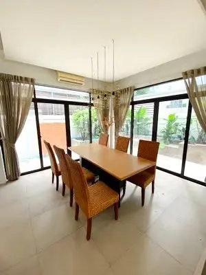 3-bed townhouse in เวอรีเดียน ราชพฤกษ์ featuring light-wood dining table and greenery view