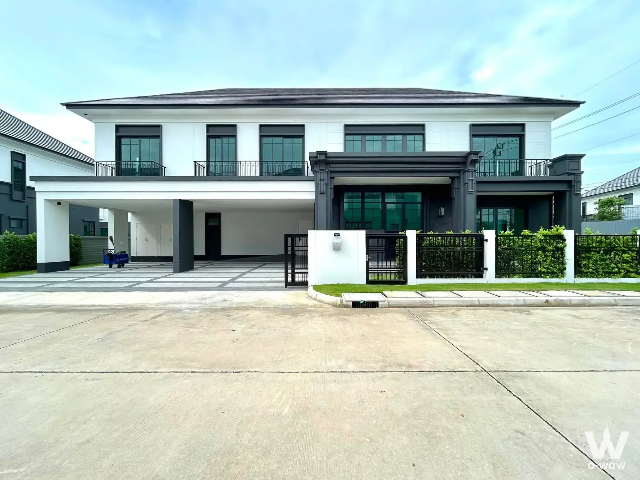 Two-story detached house exterior in Setthasiri Ratchapruek-Sai 1 with grey roof