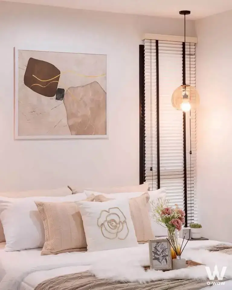 Bedroom in VERY 2 Sukhumvit 72 featuring a queen bed with white linens and abstract geometric art