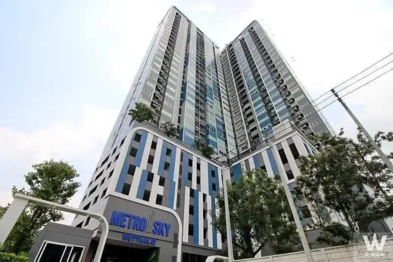 Metro Sky Wutthakat condo exterior showing modern high-rise towers