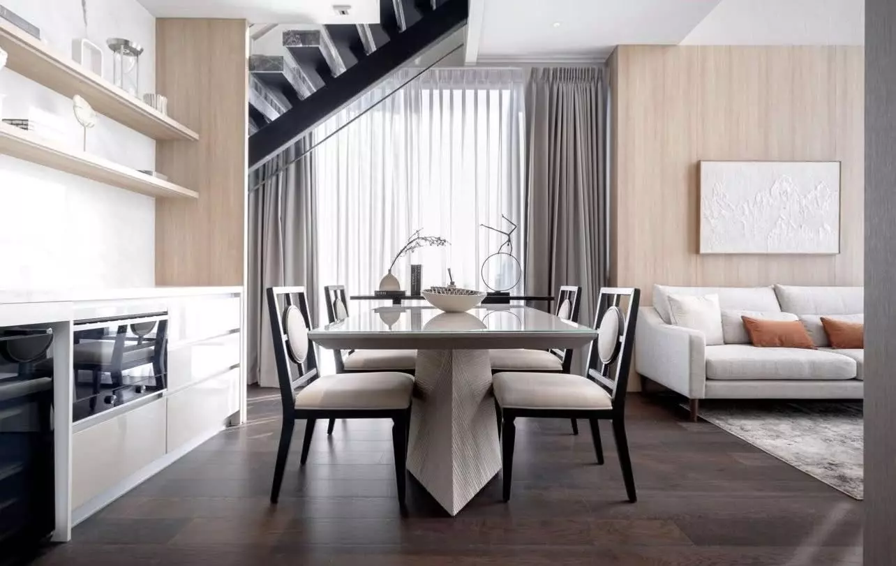 Open-plan living and dining area in LAVIQ Sukhumvit 57 2-bed condo for rent with dark hardwood floors and modern furniture