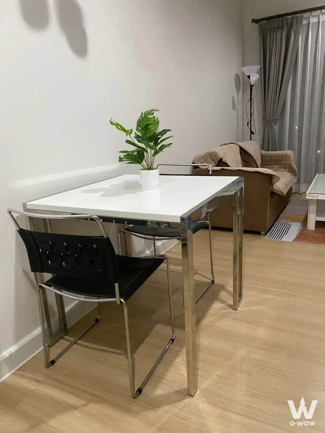 1-bed condo for rent in The Seed Mingle Suanplu Soi 8 with white dining table and minimalist style