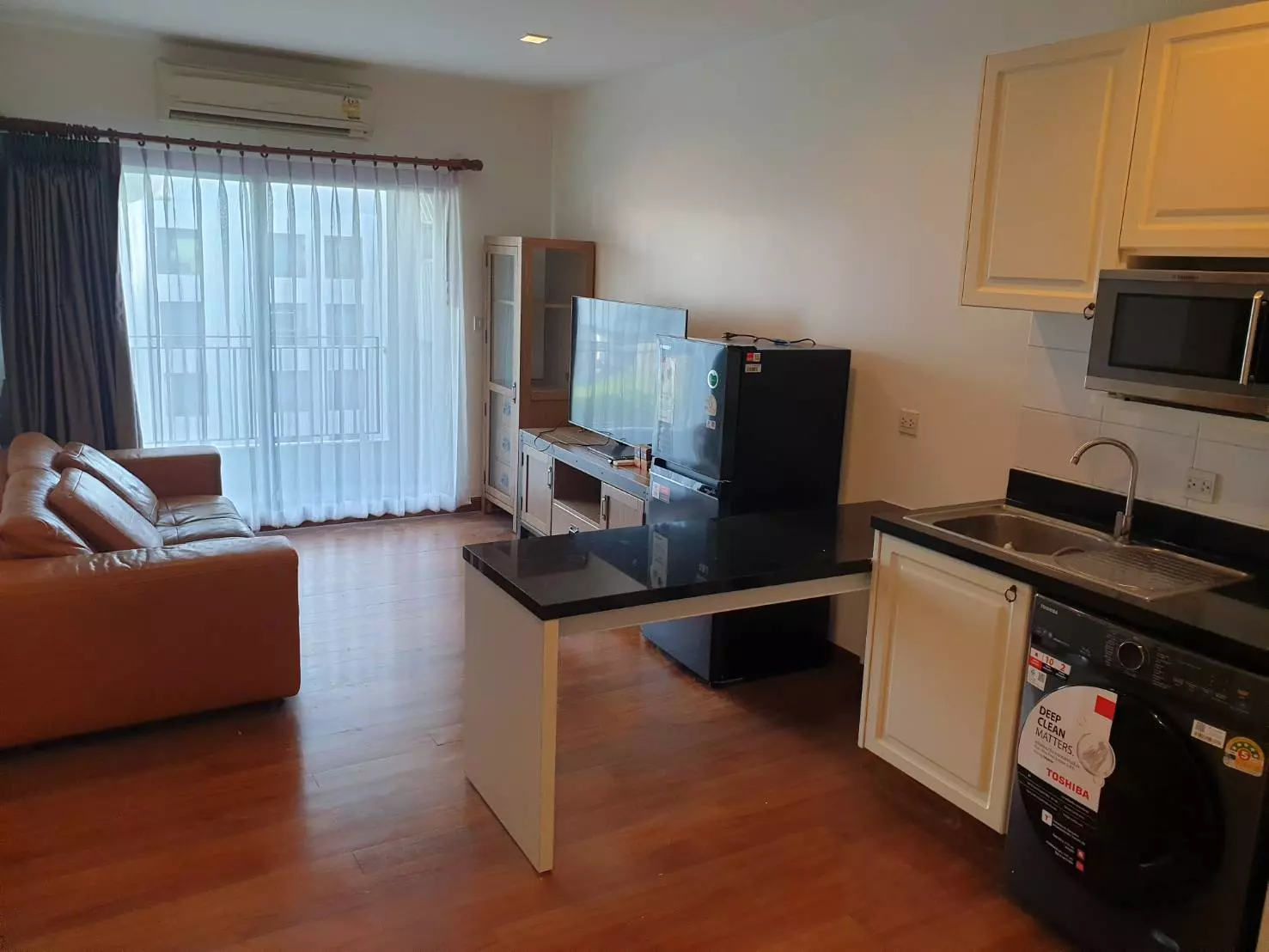 Condo with 2 bedrooms for rent at Kasemsan 2 Alley, Ratchadamri Road, near BTS National Stadium and Chulalongkorn University — photo 2 of 5