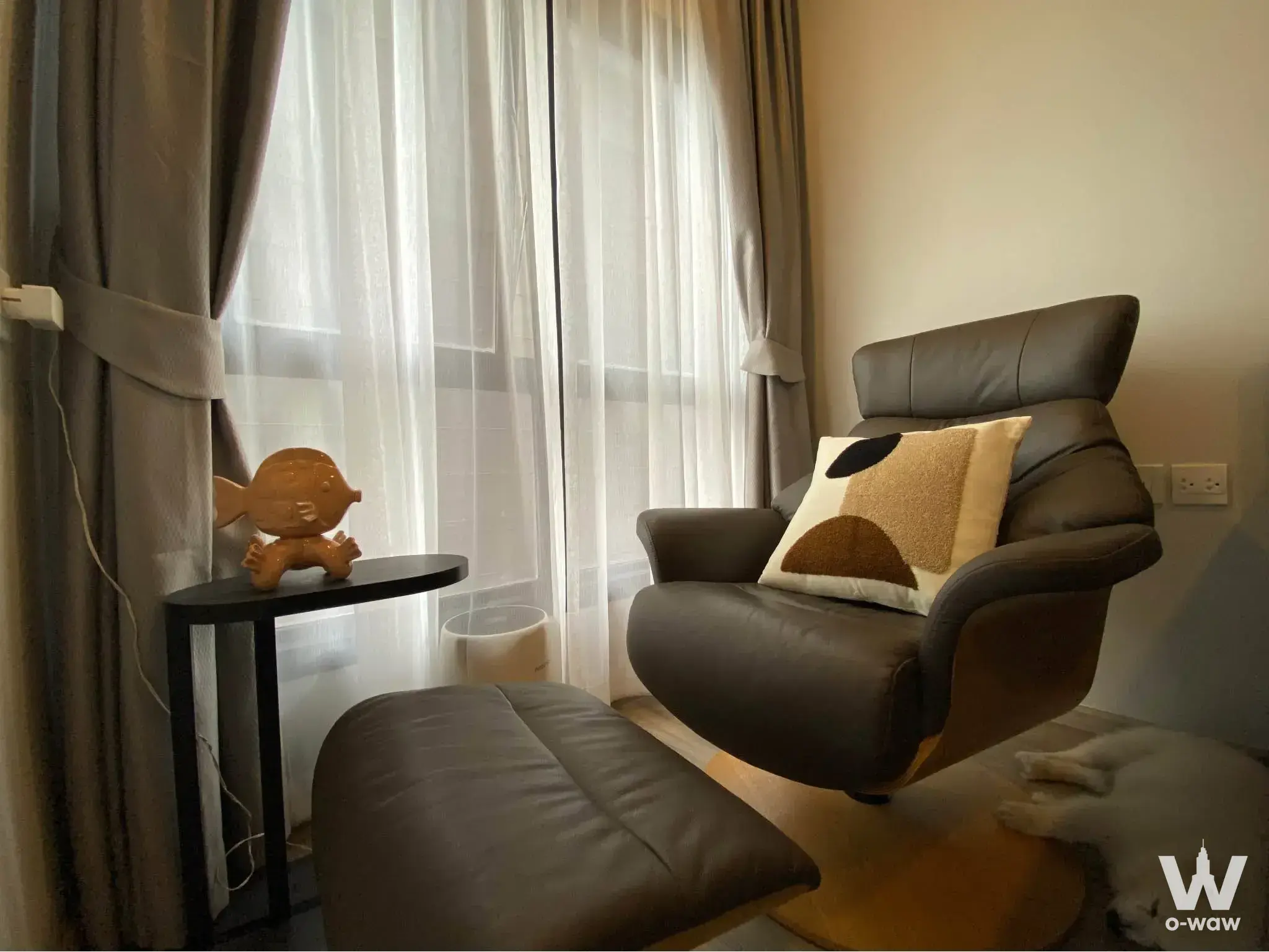 Cozy reading nook in M Ladprao 1-bed condo with leather recliner and large window