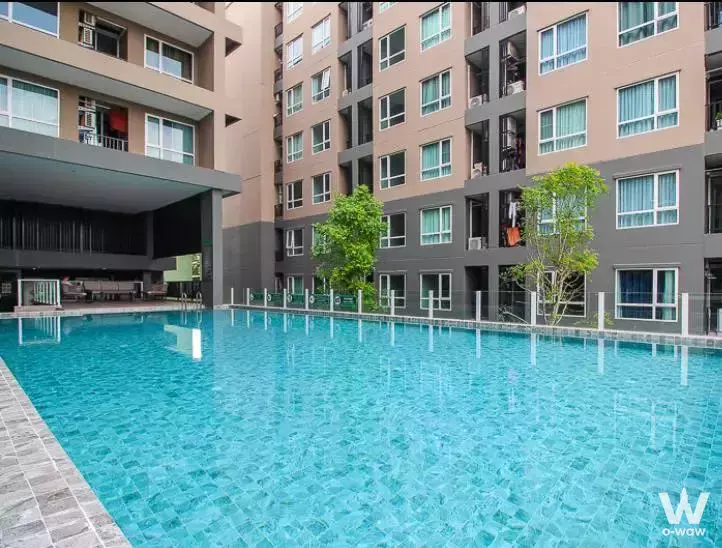 Turquoise swimming pool with mosaic tiles at Condo Regent Home 7/1