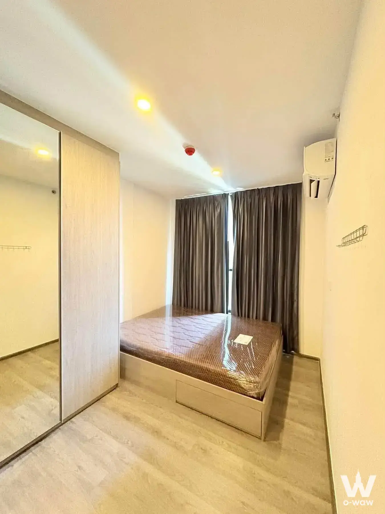 Bedroom in a 1-bed condo for rent at The Origin E22 Station featuring mirrored wardrobe and new mattress