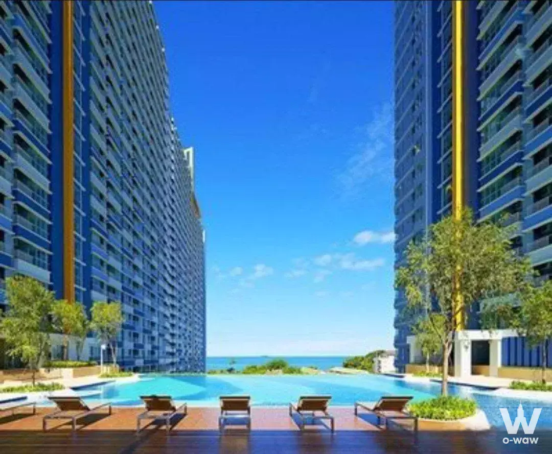 Infinity pool with lounge chairs at Lumpini Park Beach Jomtien condo sale