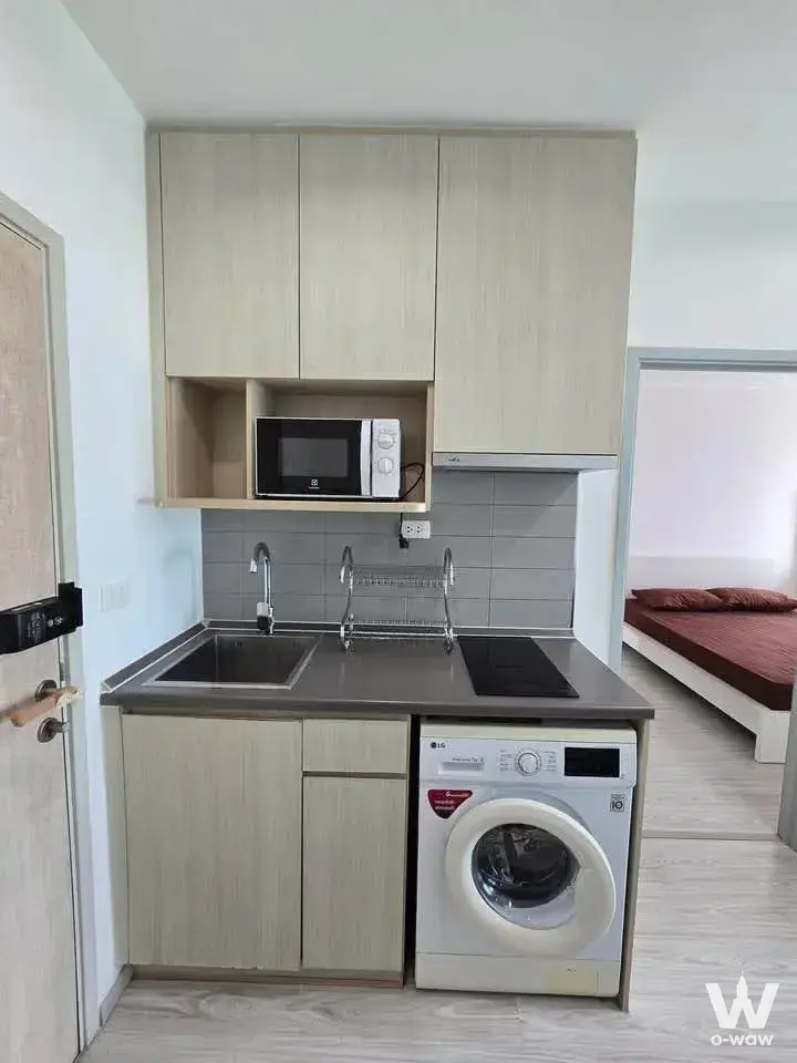 Compact kitchenette in Ideo Mobi Sukhumvit Eastgate with induction cooktop and smart lock