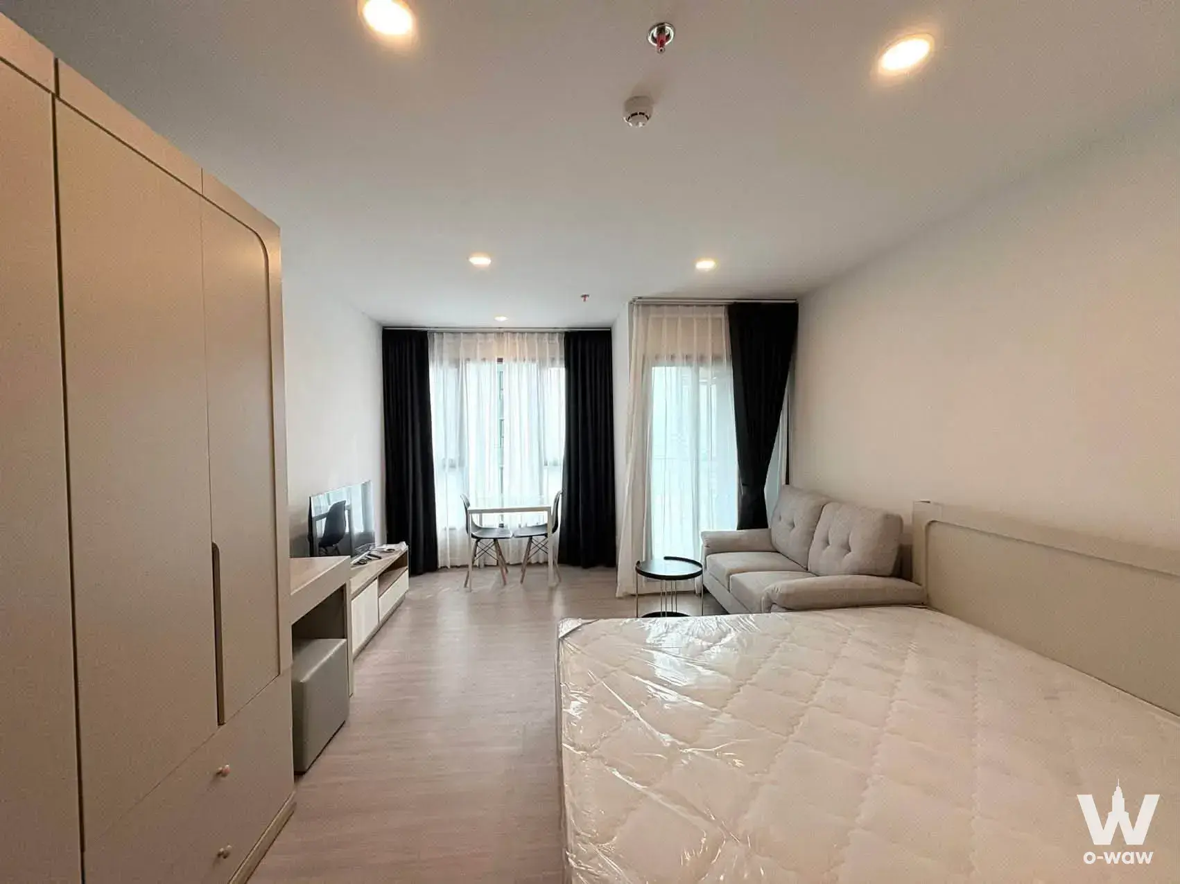 Sukhumvit-Rama 4, near Phra Khanong BTS Station (600 meters)