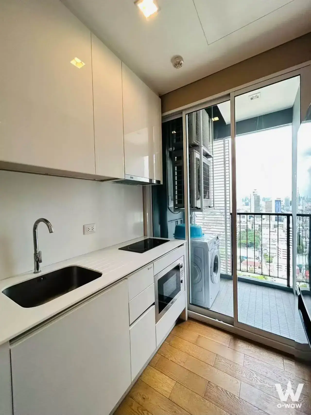 Near MRT/BTS, shopping malls, public park, and Chatuchak Market
