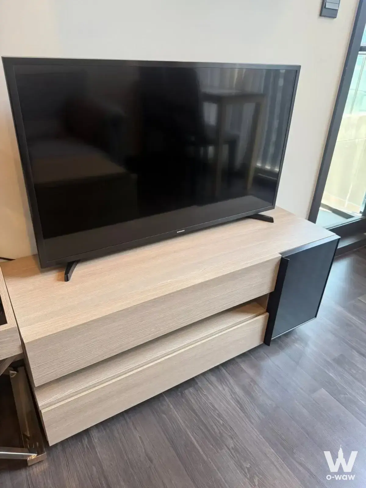Minimalist living room with TV and oak console in THE LINE Asoke-Ratchada 1-bed condo