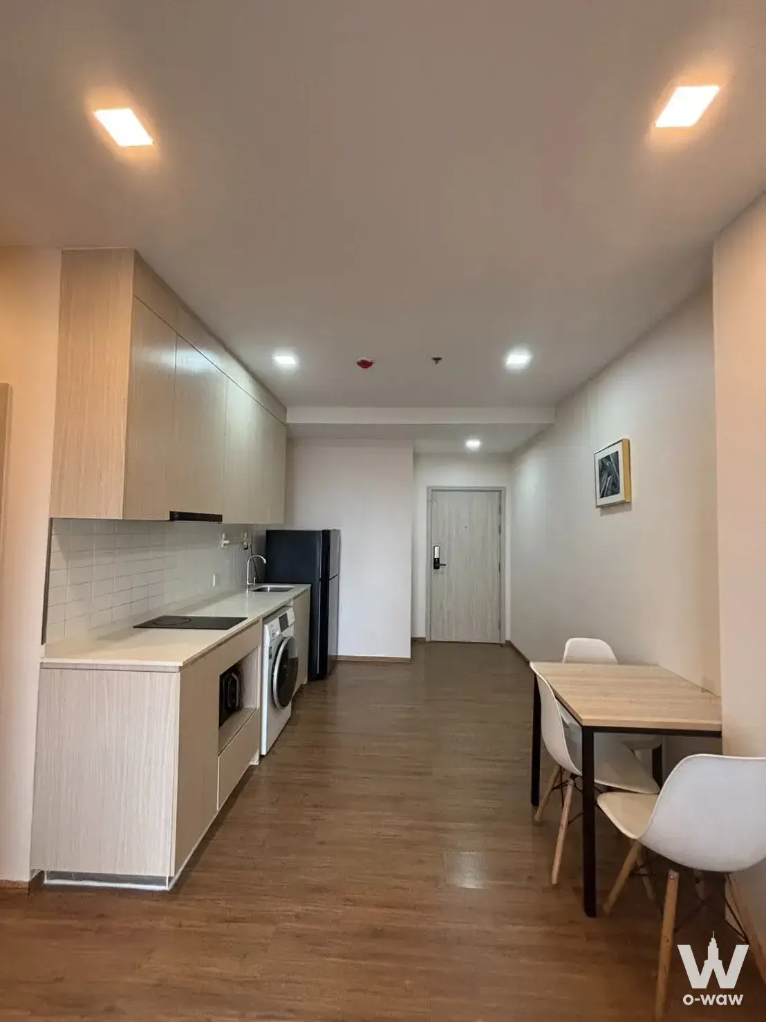 Open-plan kitchen and dining area in a 2-bed Metris Rama 9 condo with quartz counters and a smart-lock entry