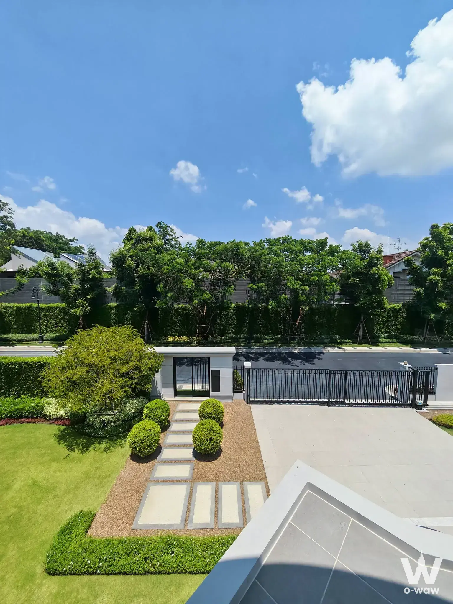 Landscaped front yard of 0-bed house for sale in Nara Siri Bang Na K.10 with white guardhouse