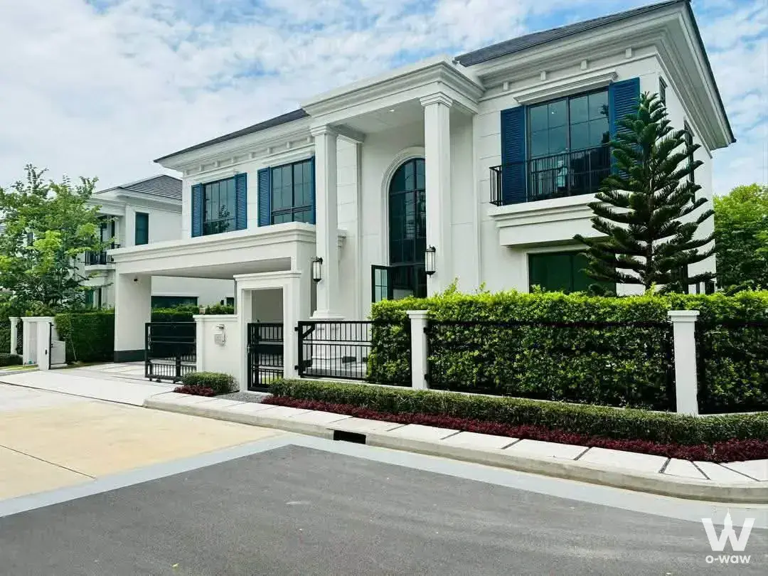 4-bed house for rent in Setthasiri Bangna KM.10 displaying a neoclassical white villa with arched windows and lush