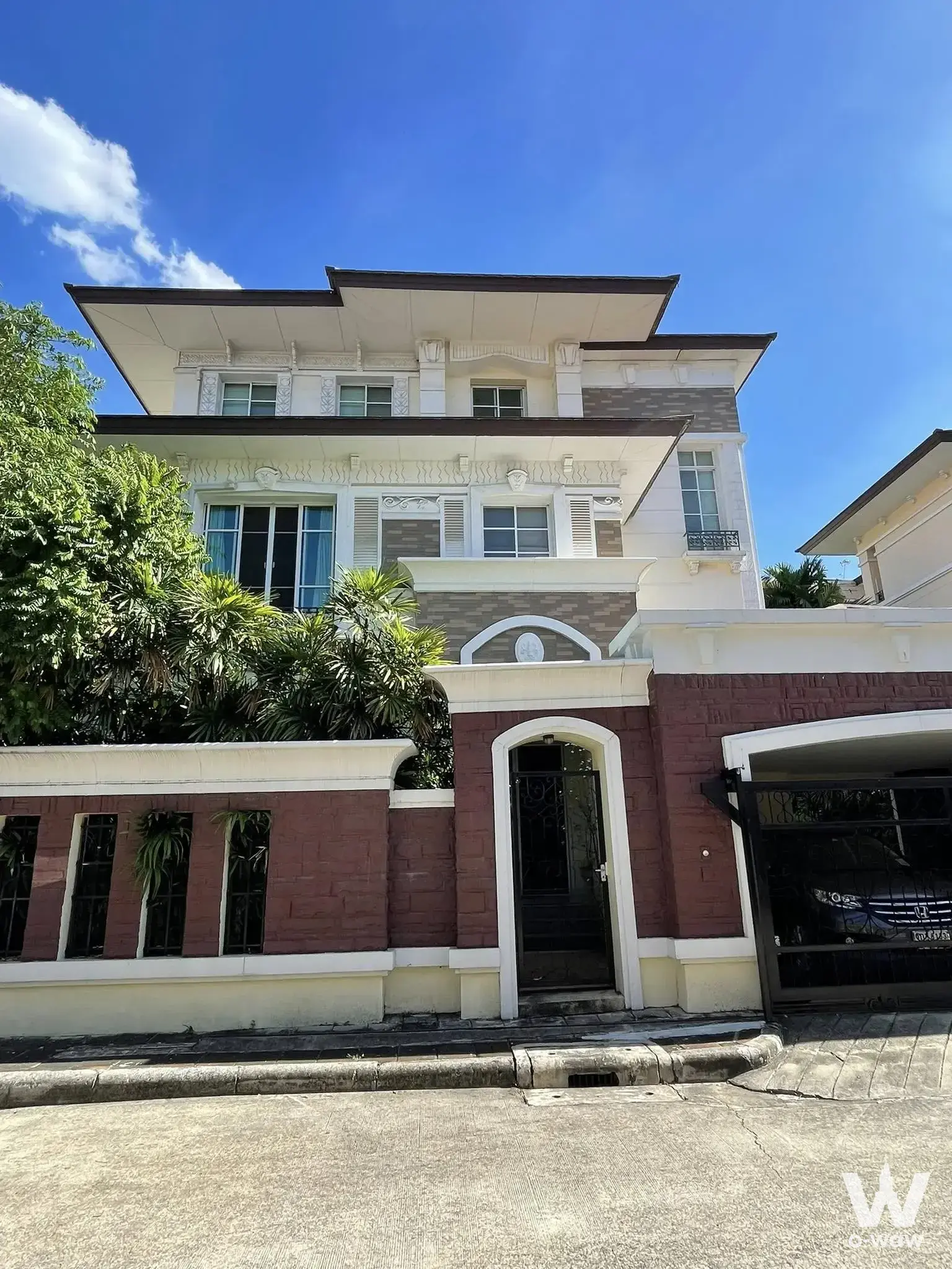 Townhouse with 4 bedrooms for sale at Soi Mu Ban Ban Klang Krung Office Park — photo 2 of 5