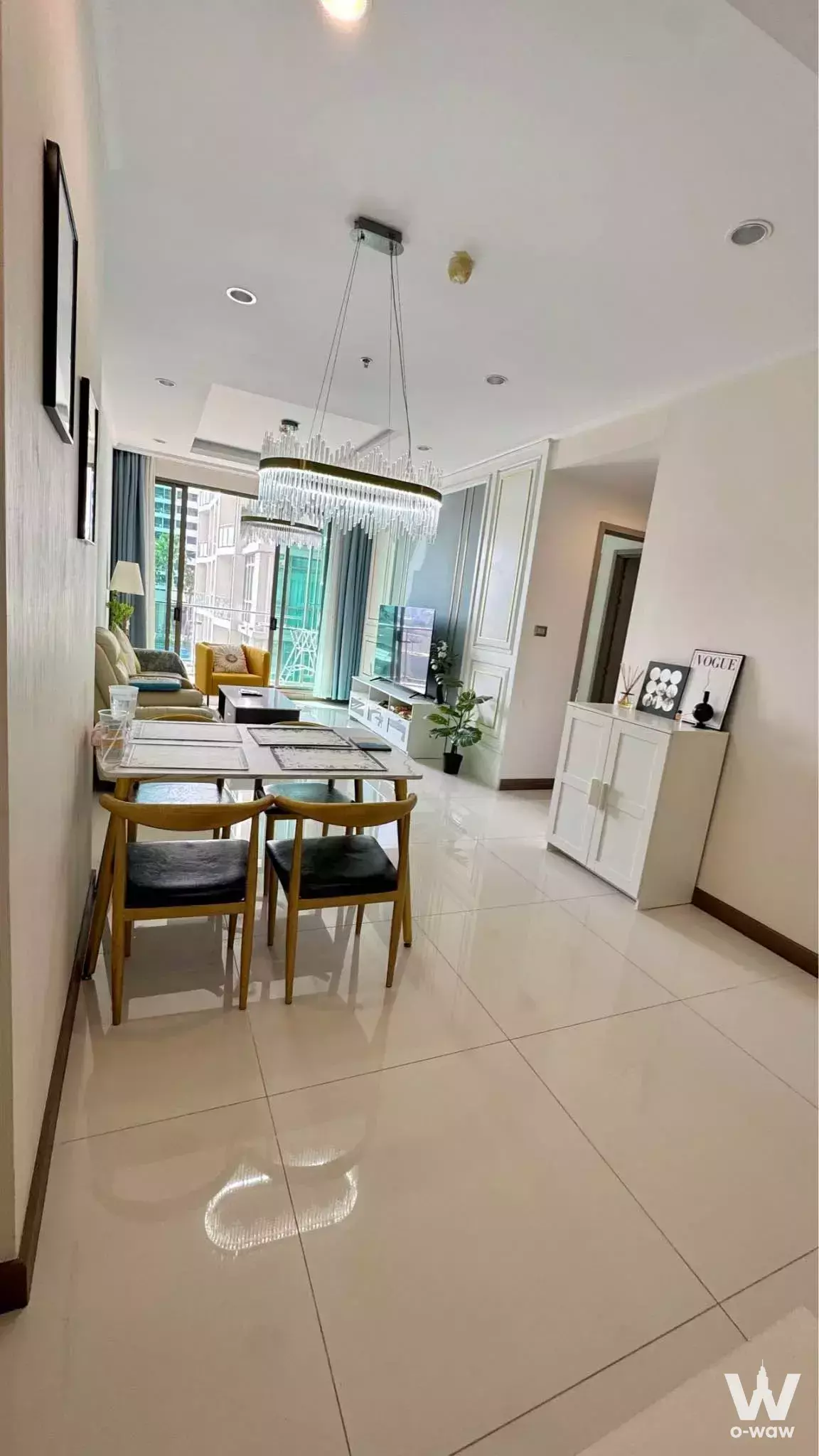 Open-plan living area in Supalai Oriental Sukhumvit 39 condo with crystal chandelier and balcony view
