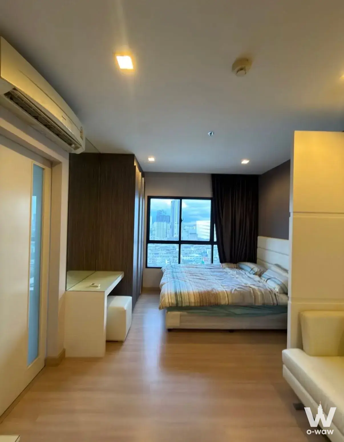 Modern bedroom in Urbano Absolute Sathon-Taksin condo with city skyline view