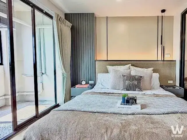 1-bed condo for sale in Sriwara Garden Condominium featuring a master bedroom with dark grey slat feature wall and balcony