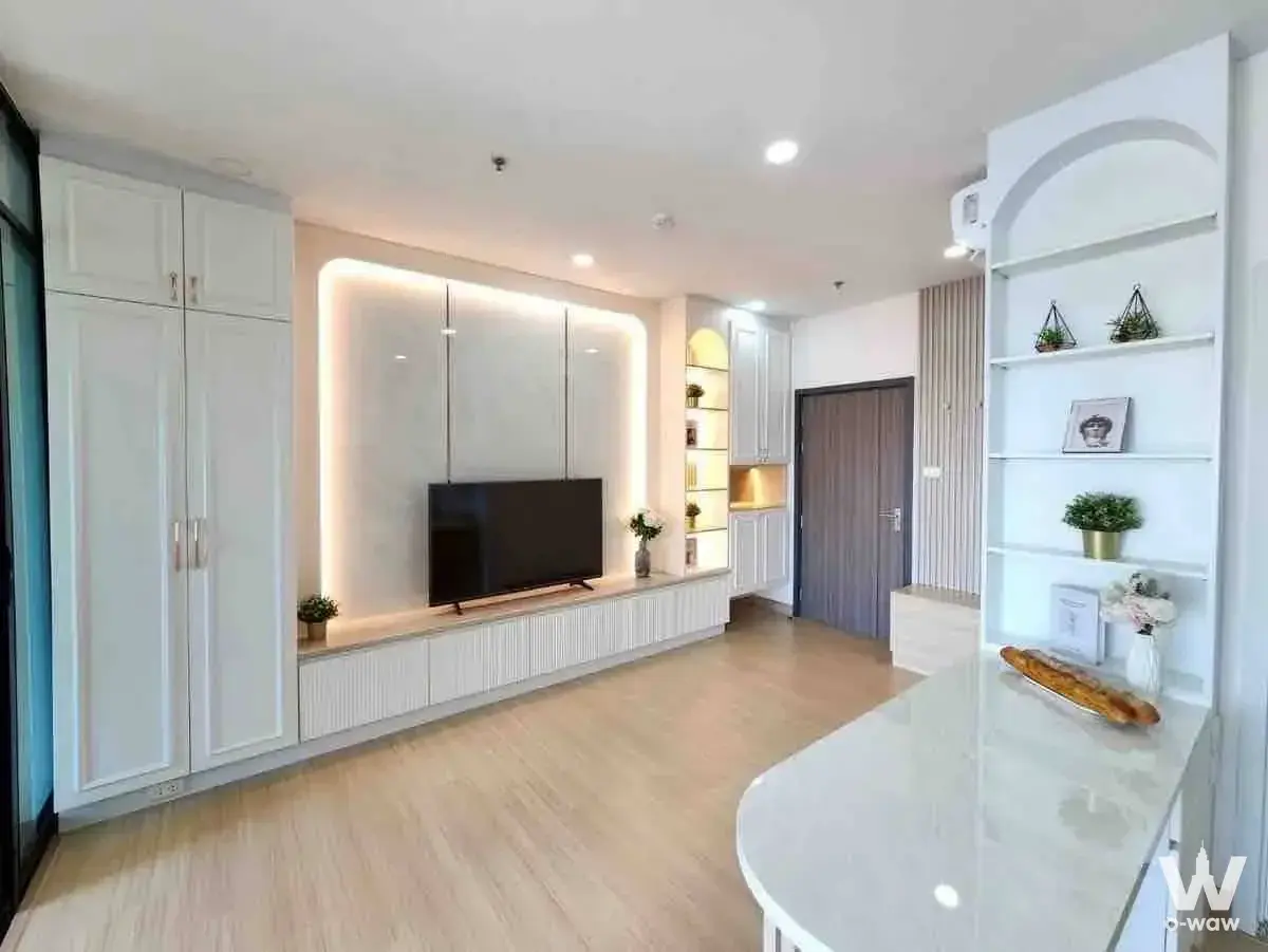Prachathipok - Wongwian Yai area, near ICONSIAM and BTS station (200 meters)