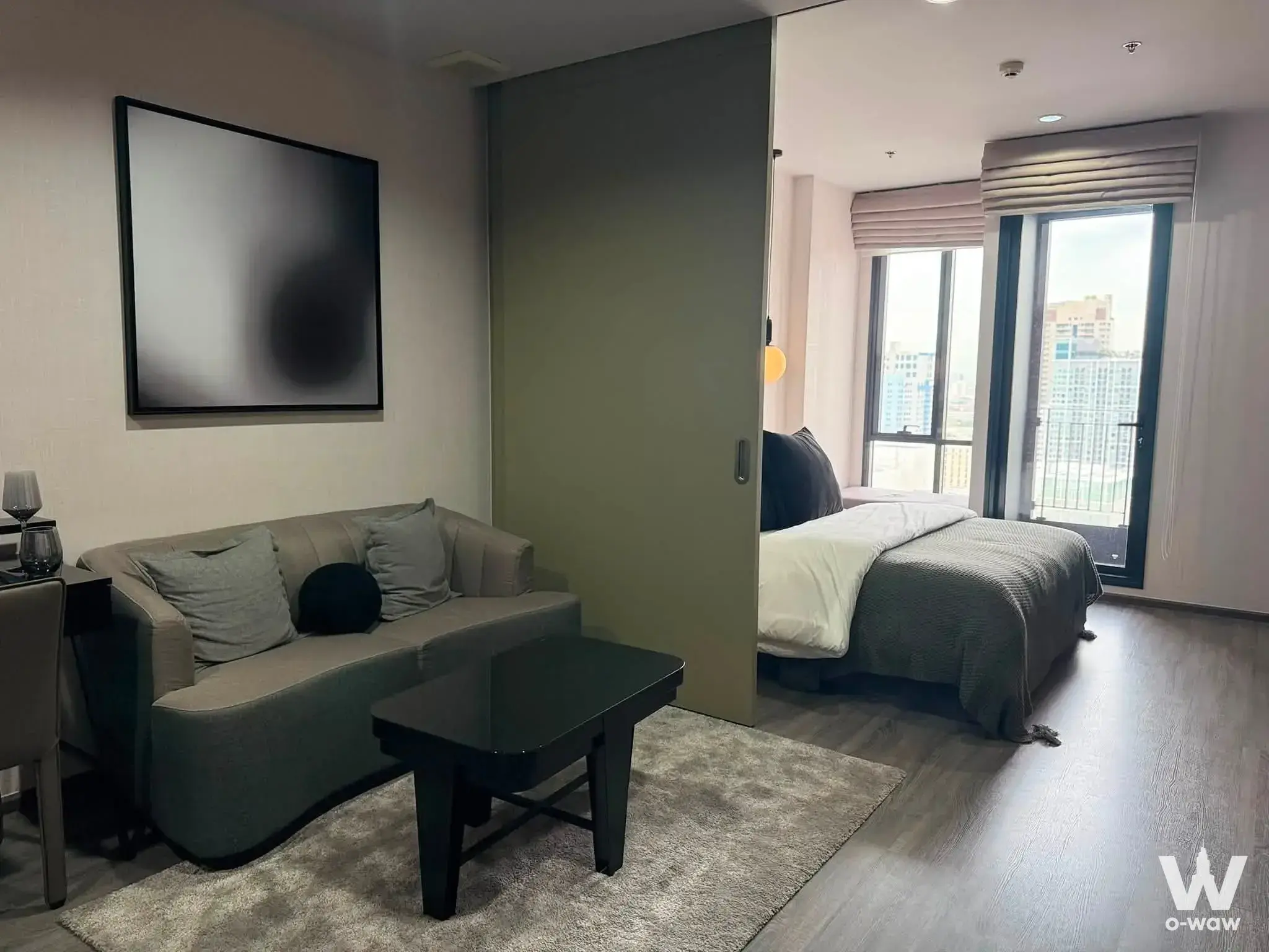 1-bed condo for rent in Ideo Mobi Rangnam with olive-green sliding partition and taupe sofa
