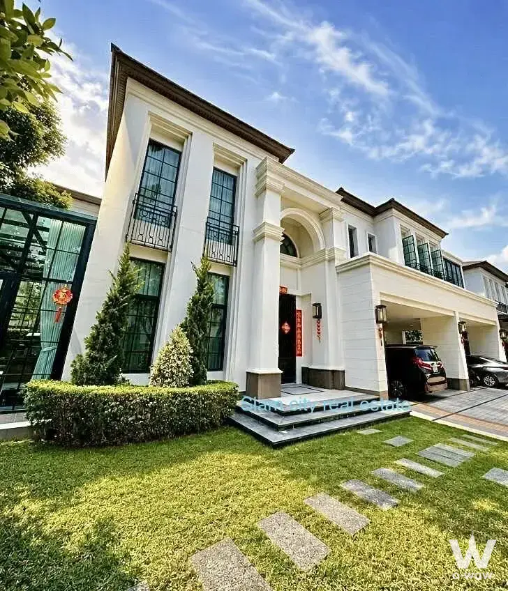 Pattanakarn area, near The Nine Center Rama 9, The Mall Ramkamhaeng, Seacon Square, Paradise Park, Samitivej Srinakarin Hospital, Vibharam Hospital, King Chulalongkorn Memorial Hospital (Ramathibodi), Triam Udom Suksa Pattanakarn School