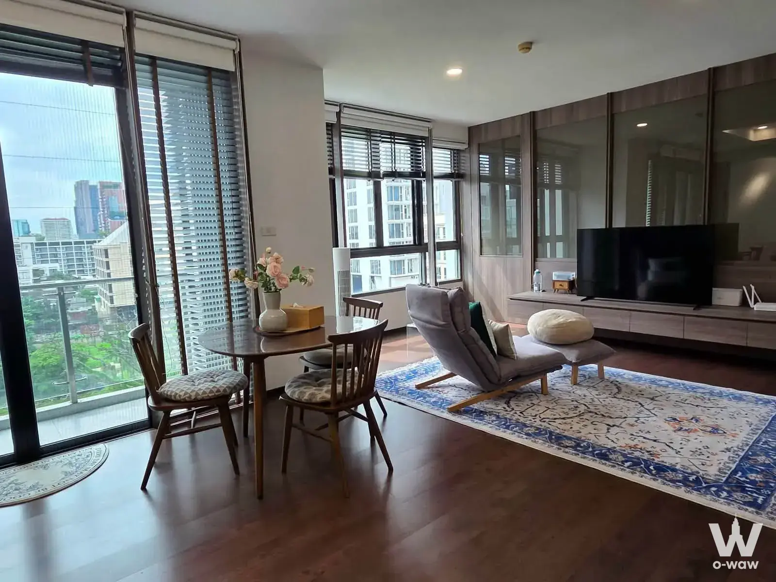 Sukhumvit, Asoke, Phrom Phong, Thonglor, Ekkamai. 5 mins walk to BTS Ekkamai. Near Gateway Ekkamai, Major Cineplex Ekkamai & Park Lane Ekkamai.
