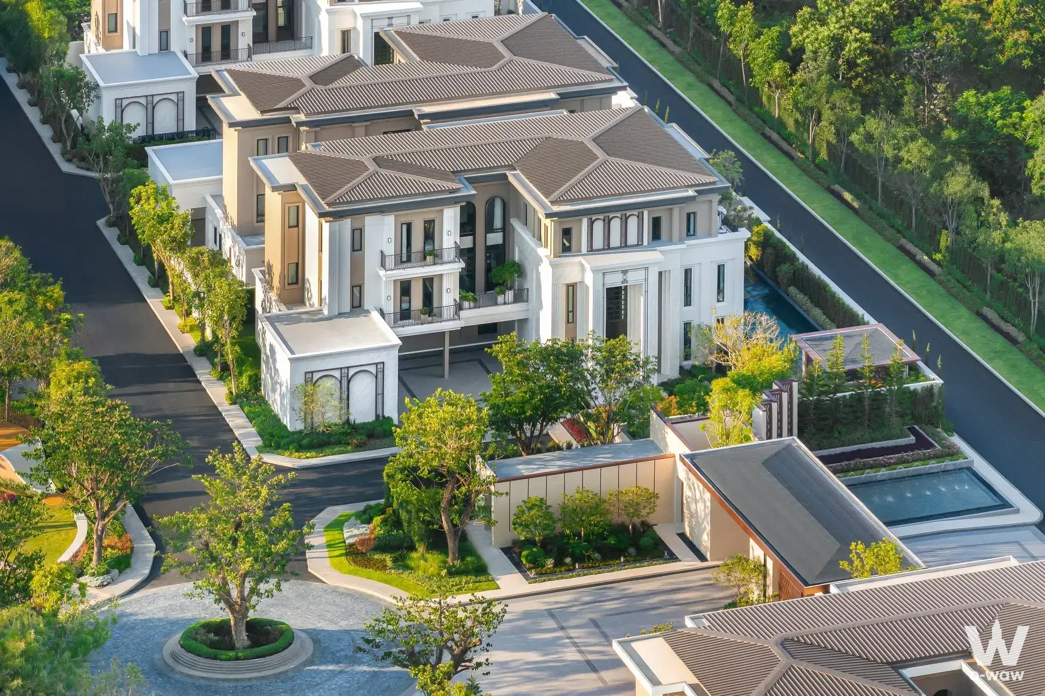 Luxury 6-bed house exterior at Cinq Royal The Eighteen Bangna featuring white stucco and manicured garden