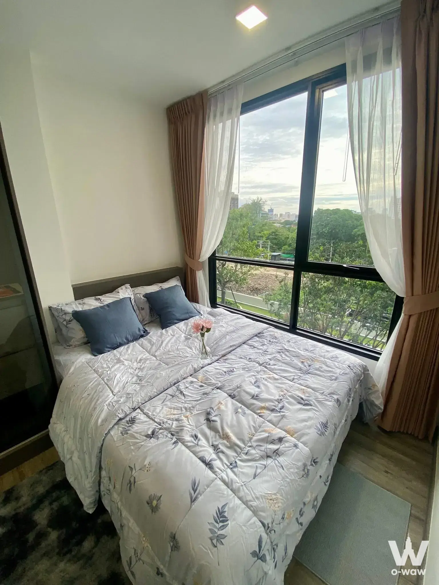 Bedroom in Modiz Vault Kaset Sripatum condo featuring a queen bed and green tree view
