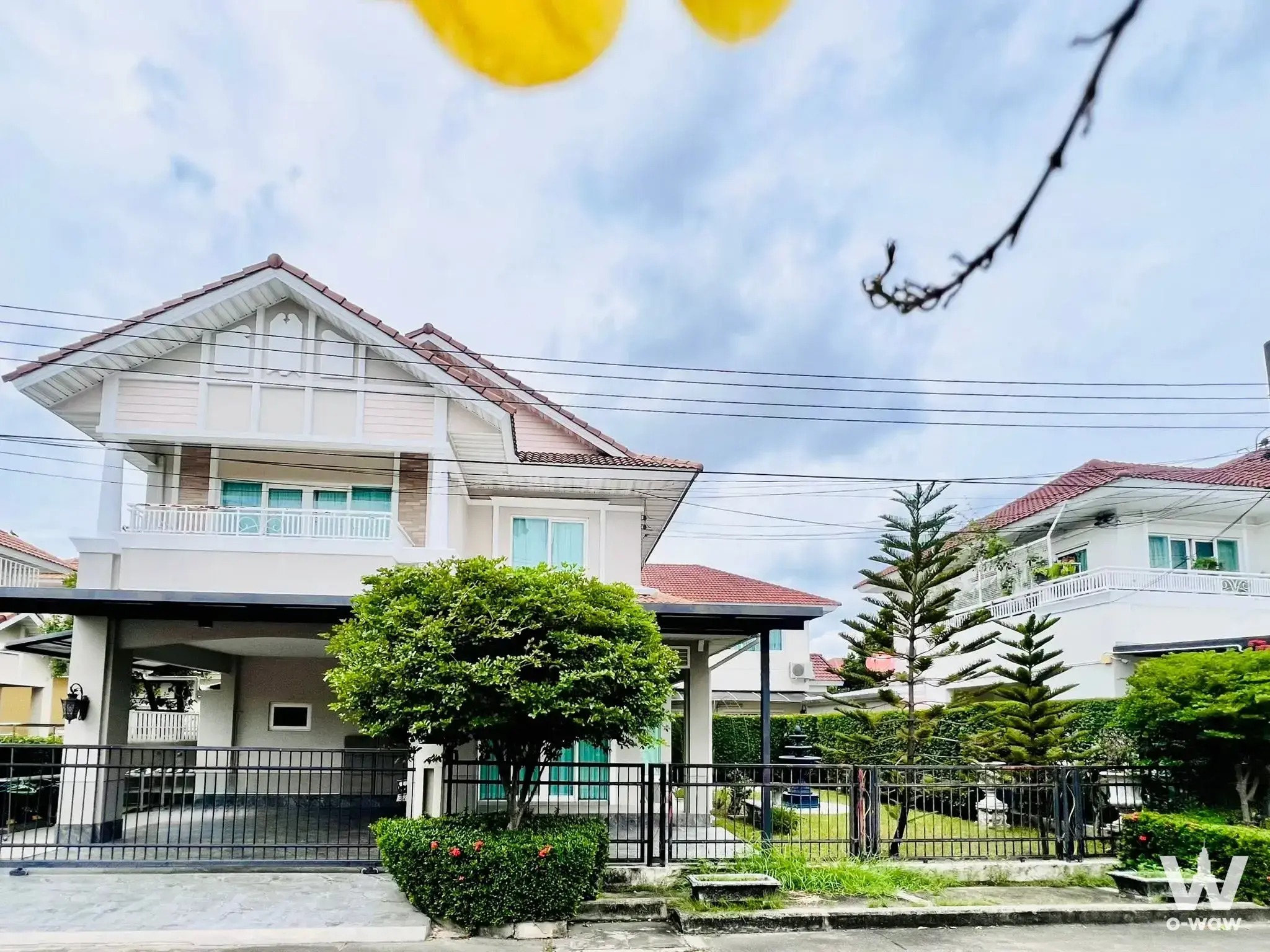 Rattanakosin Road, near Thaima Station, Masterpiece Village entrance, Nonthaburi